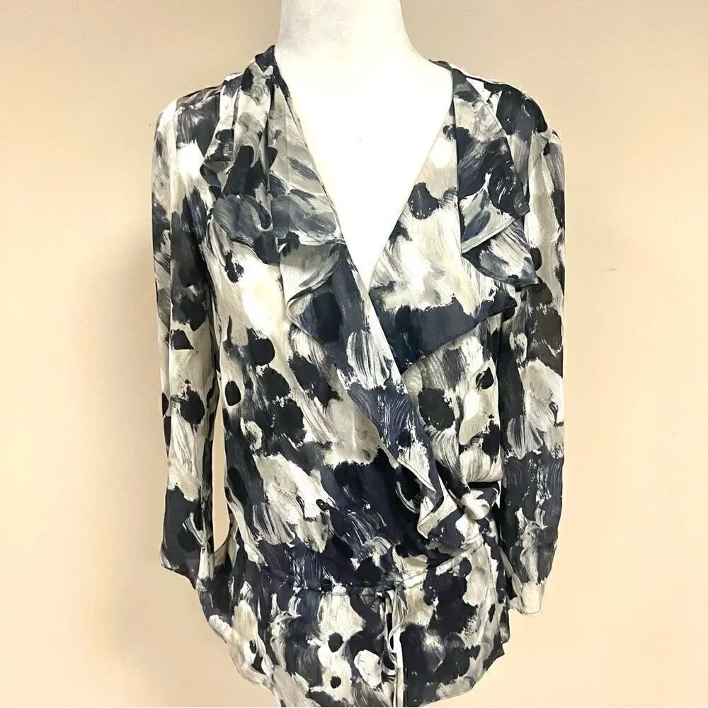 Classifies entier silk top with ruffled front  size XS